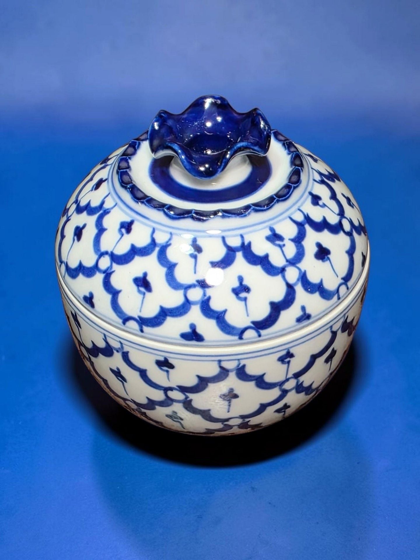 Blue and White Porcelain Covered Bowl with Floral Pattern and Ruffled Lid 4