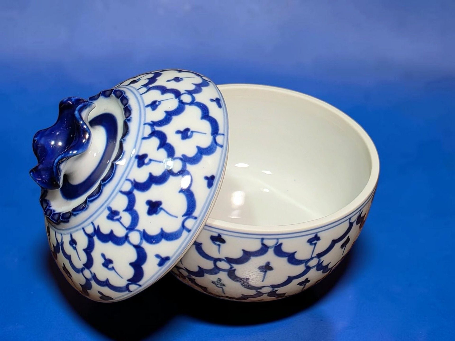 Blue and White Porcelain Covered Bowl with Floral Pattern and Ruffled Lid 5
