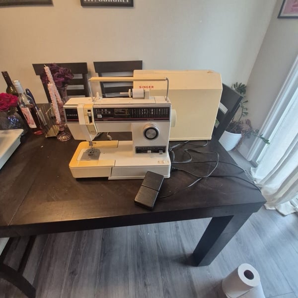 Singer 6235 Serenade 30 Sewing Machine with Pedal and Case