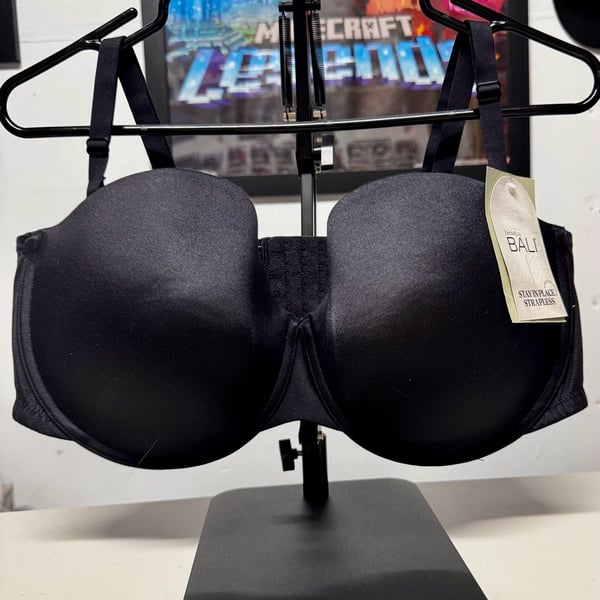 42DD Beauty by Bali Stay in Place Strapless Bra  Black New With Tags
