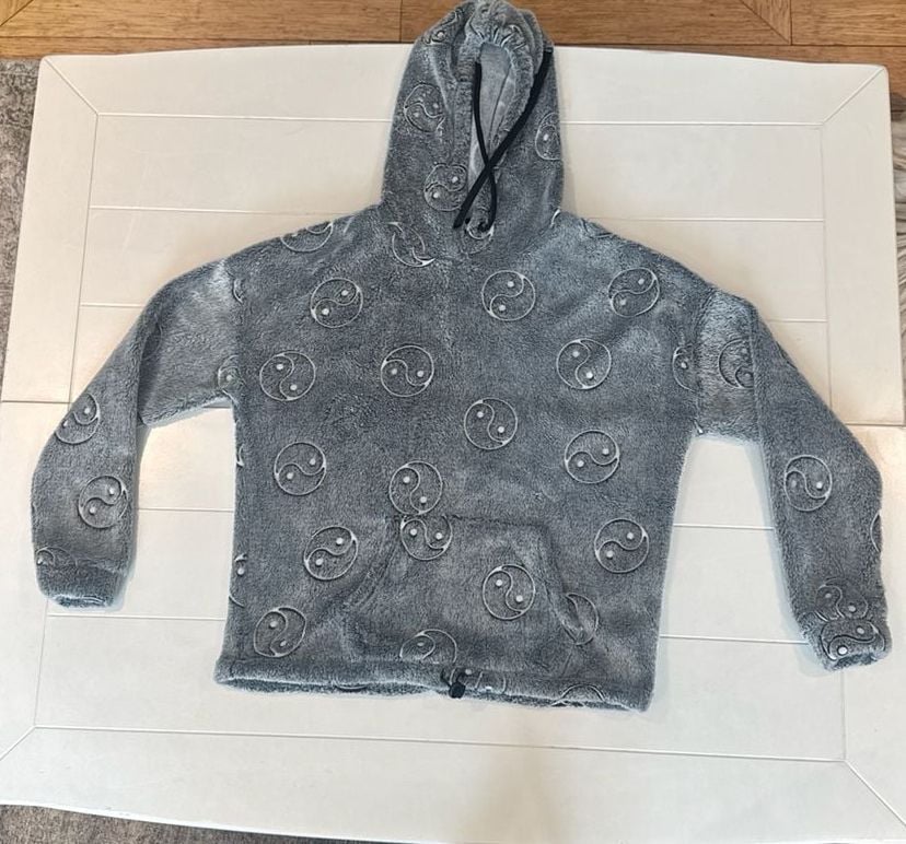 No Boundaries Gray Yin Yang Plush Hoodie – Juniors Medium (7–9)
Cozy gray plush pullover hoodie featuring an allover yin yang design, long sleeves, and a hood with black drawstrings. Perfect for lounging or pairing with jeans and leggings.
Size: Juniors 2