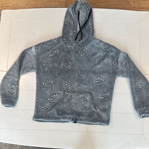 No Boundaries Gray Yin Yang Plush Hoodie – Juniors Medium (7–9)
Cozy gray plush pullover hoodie featuring an allover yin yang design, long sleeves, and a hood with black drawstrings. Perfect for lounging or pairing with jeans and leggings.
Size: Juniors