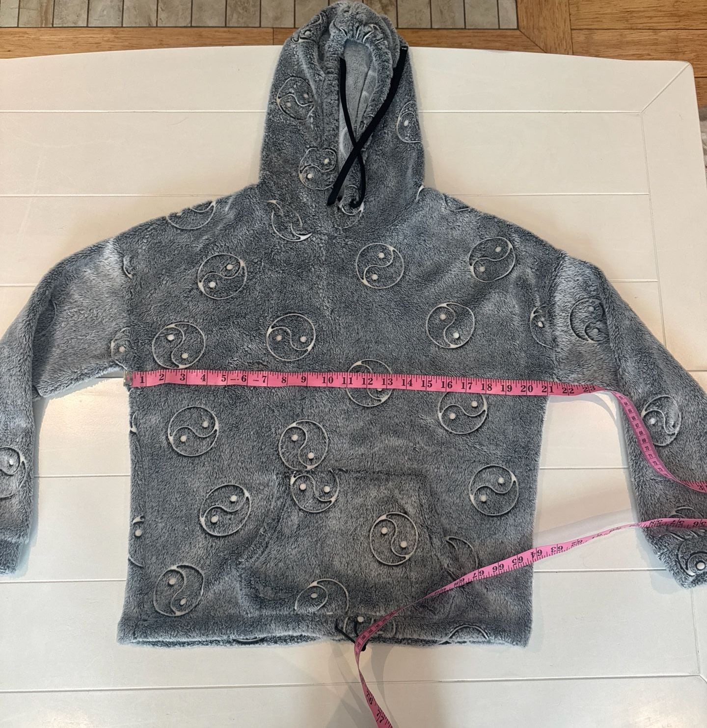 No Boundaries Gray Yin Yang Plush Hoodie – Juniors Medium (7–9)
Cozy gray plush pullover hoodie featuring an allover yin yang design, long sleeves, and a hood with black drawstrings. Perfect for lounging or pairing with jeans and leggings.
Size: Juniors 3