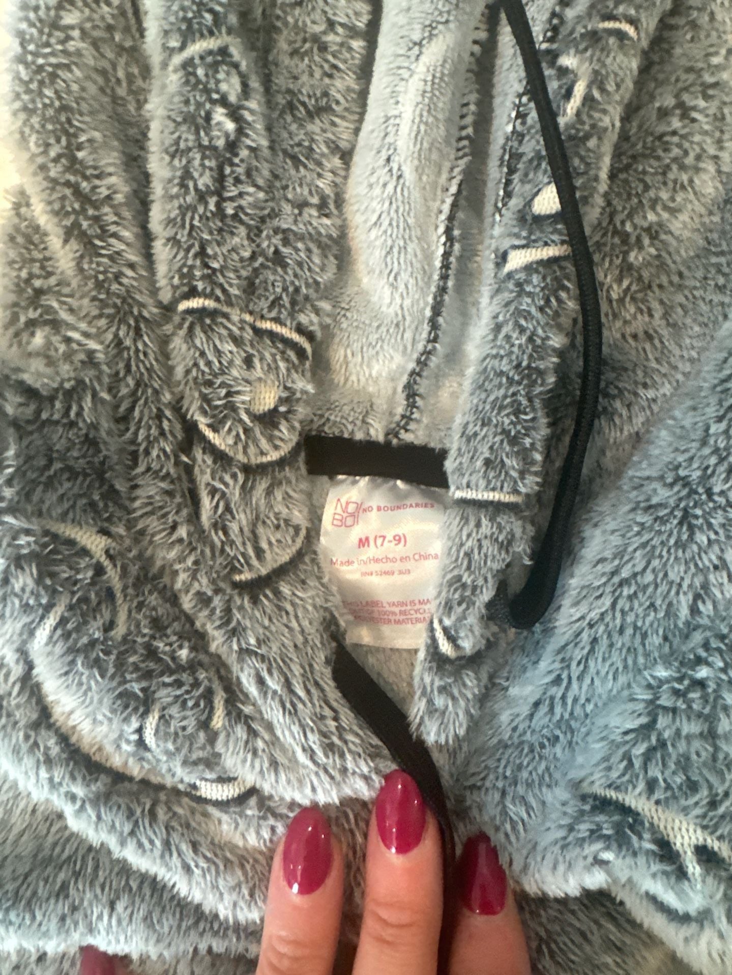 No Boundaries Gray Yin Yang Plush Hoodie – Juniors Medium (7–9)
Cozy gray plush pullover hoodie featuring an allover yin yang design, long sleeves, and a hood with black drawstrings. Perfect for lounging or pairing with jeans and leggings.
Size: Juniors 5