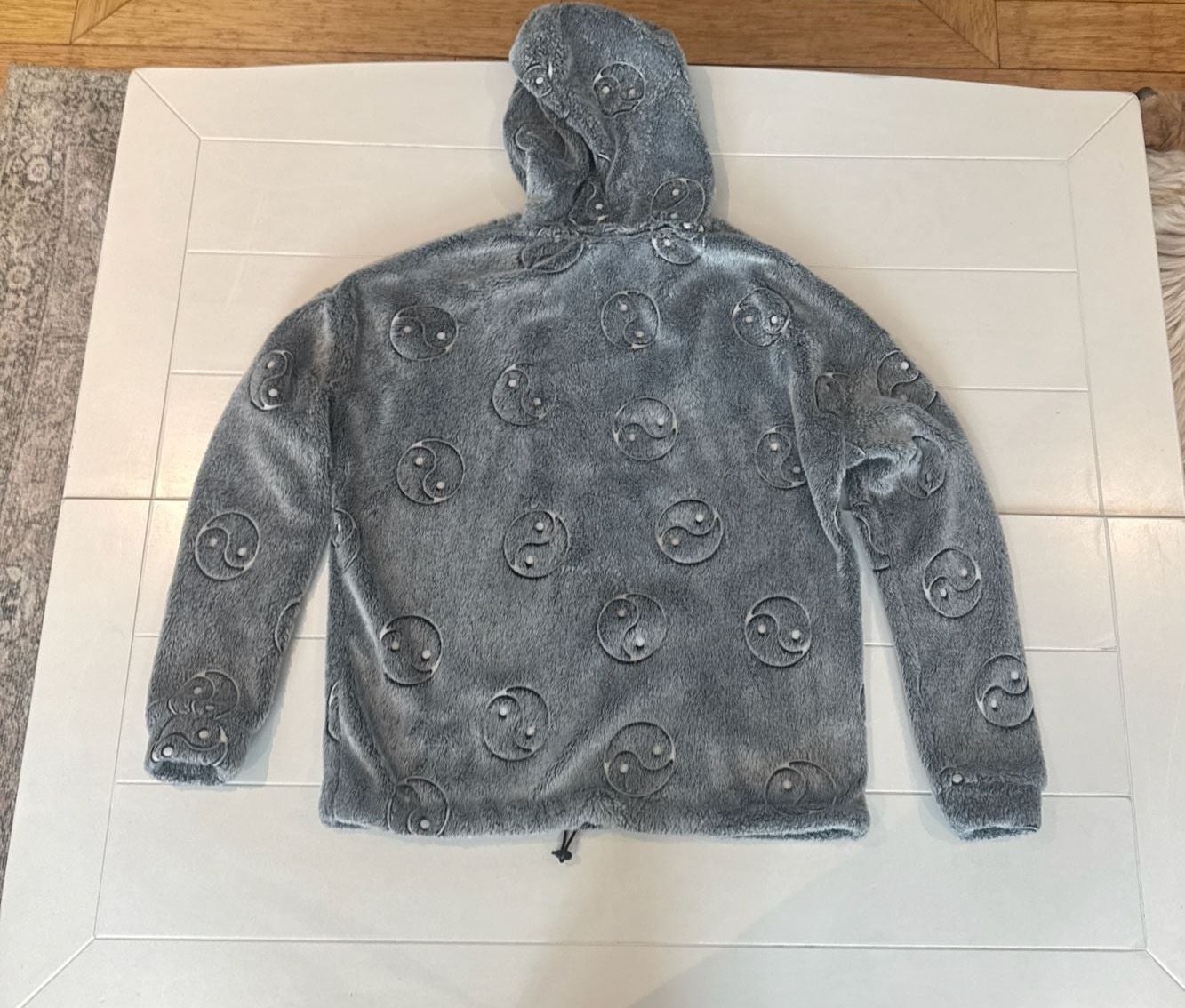 No Boundaries Gray Yin Yang Plush Hoodie – Juniors Medium (7–9)
Cozy gray plush pullover hoodie featuring an allover yin yang design, long sleeves, and a hood with black drawstrings. Perfect for lounging or pairing with jeans and leggings.
Size: Juniors 6