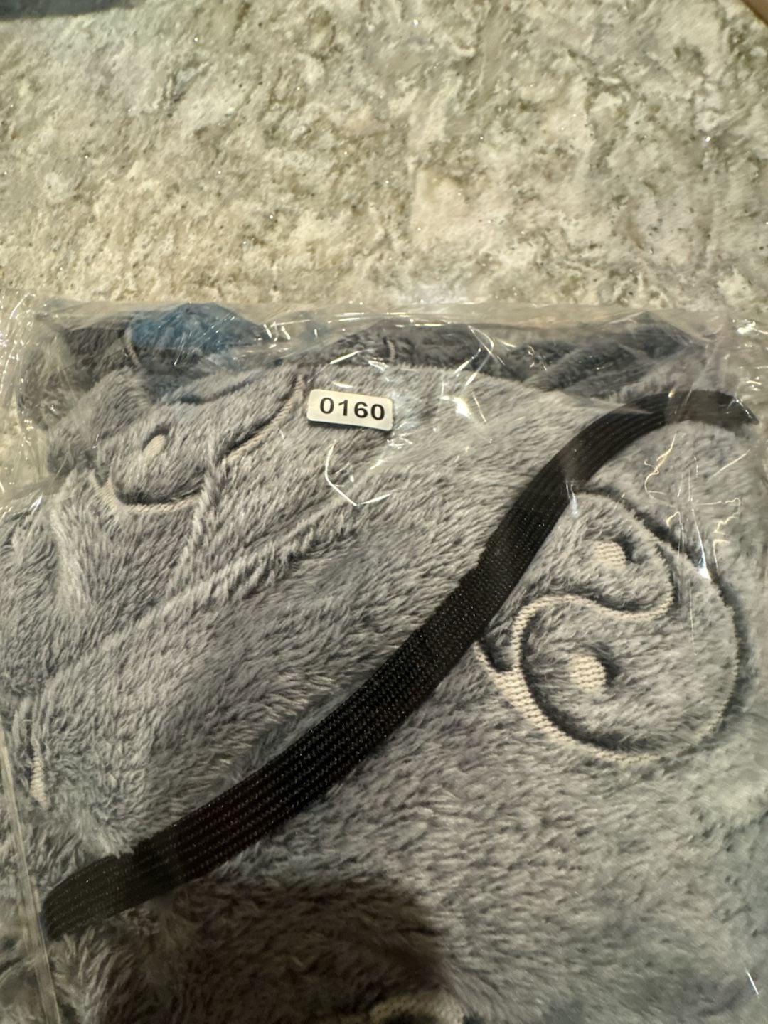 No Boundaries Gray Yin Yang Plush Hoodie – Juniors Medium (7–9)
Cozy gray plush pullover hoodie featuring an allover yin yang design, long sleeves, and a hood with black drawstrings. Perfect for lounging or pairing with jeans and leggings.
Size: Juniors 7