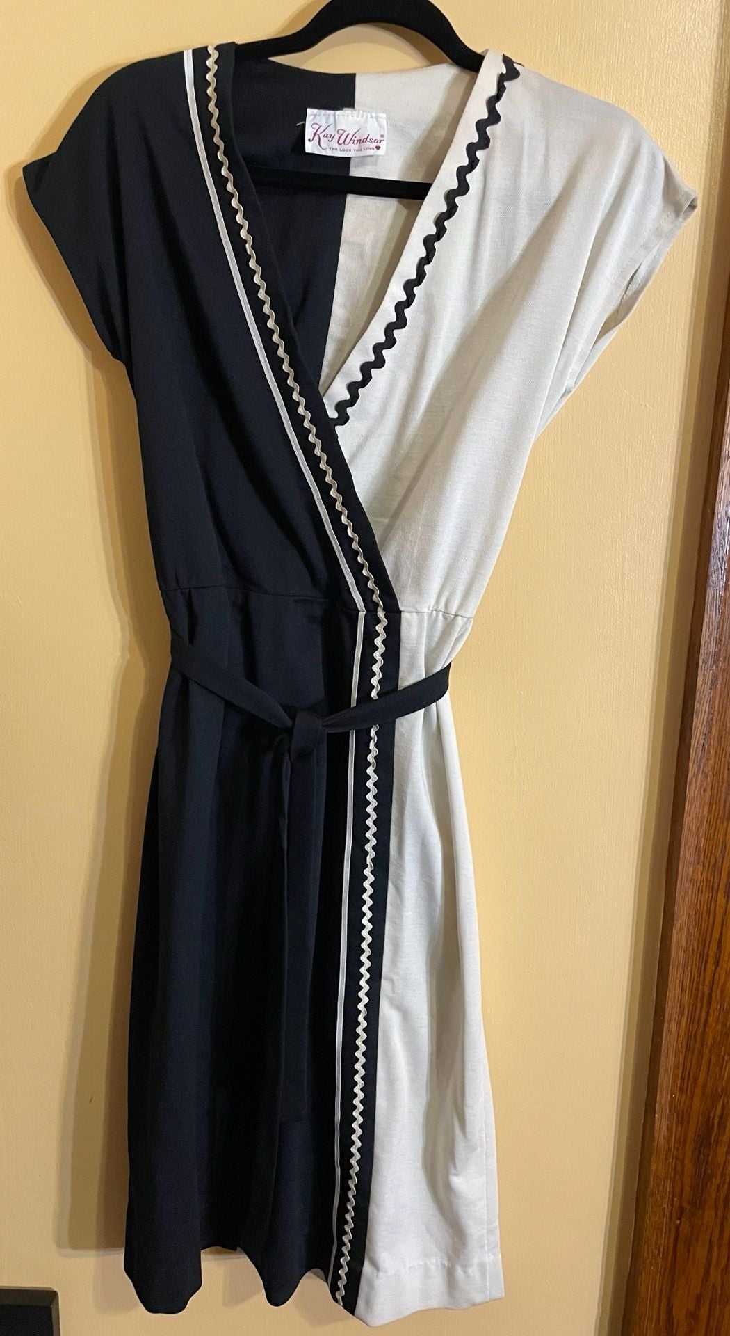 Vintage 1974-1976 Kay Windsor Wrap Dress Black White Contrast Stitching 2