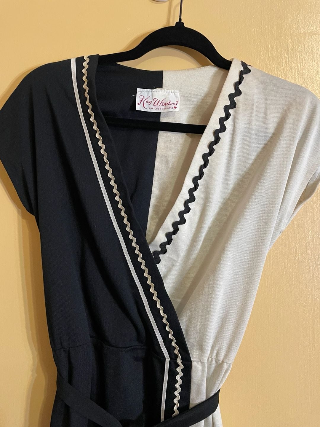 Vintage 1974-1976 Kay Windsor Wrap Dress Black White Contrast Stitching 4