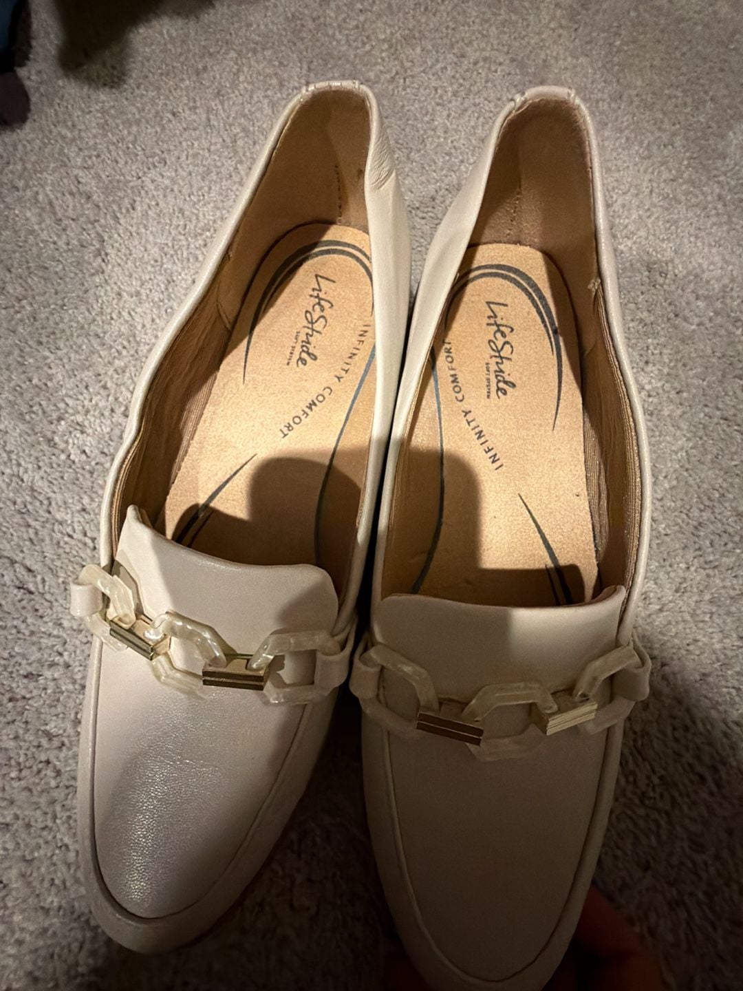 LifeStride Women's Optimist Loafers Size 7.5 Cream Patent Leather Chain Detail 3