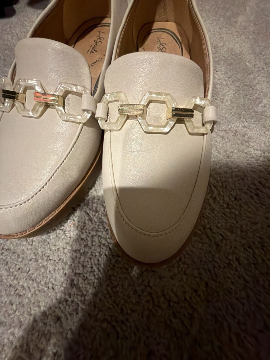 LifeStride Women's Optimist Loafers Size 7.5 Cream Patent Leather Chain Detail 4