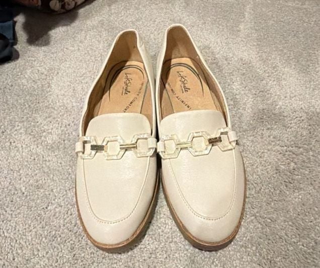 LifeStride Women's Optimist Loafers Size 7.5 Cream Patent Leather Chain Detail 2