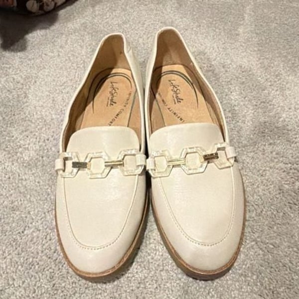 LifeStride Women's Optimist Loafers Size 7.5 Cream Patent Leather Chain Detail