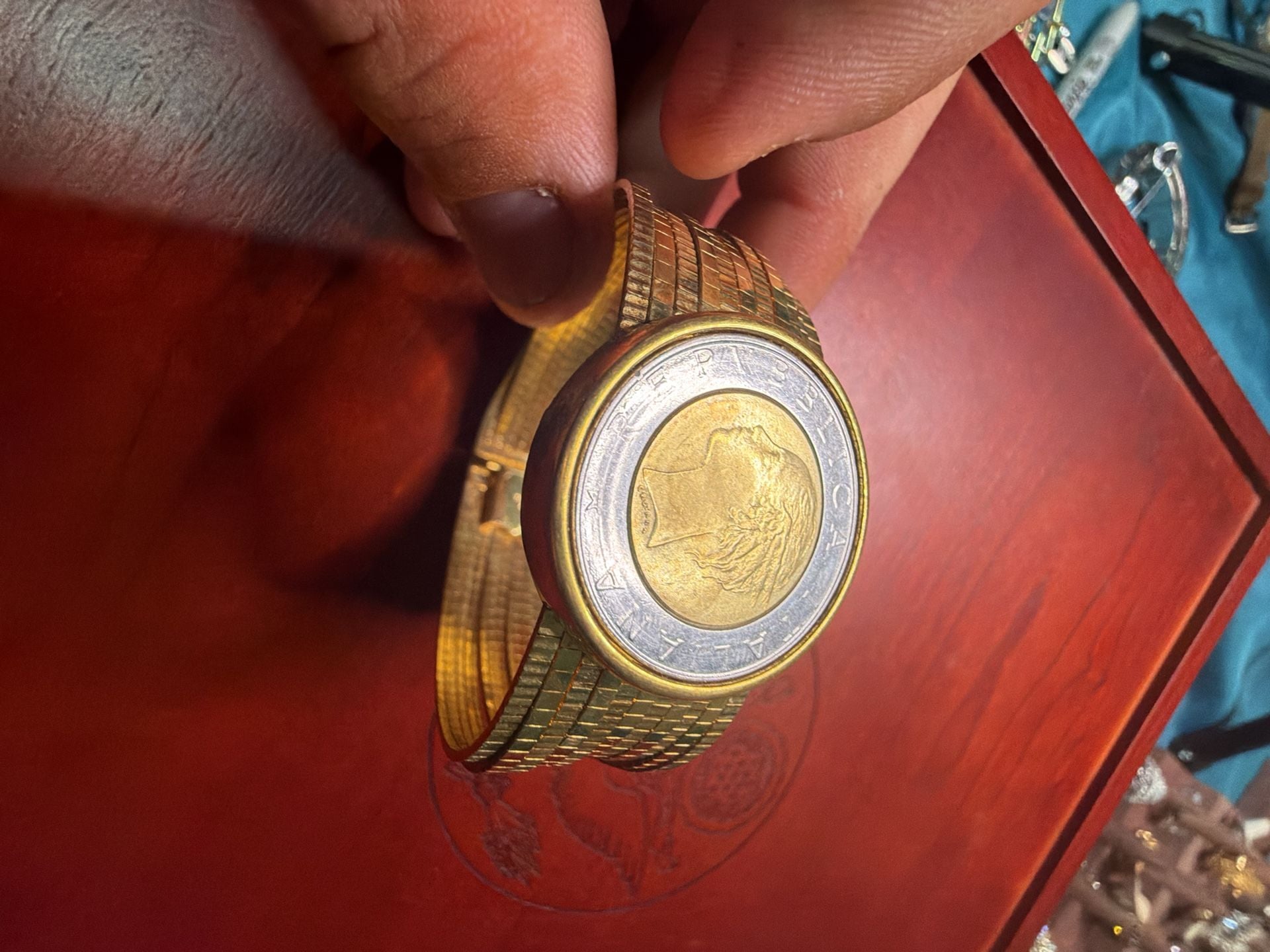 Italy Bellezza 500 Lire Coin Bracelet Gold Tone Metal 3