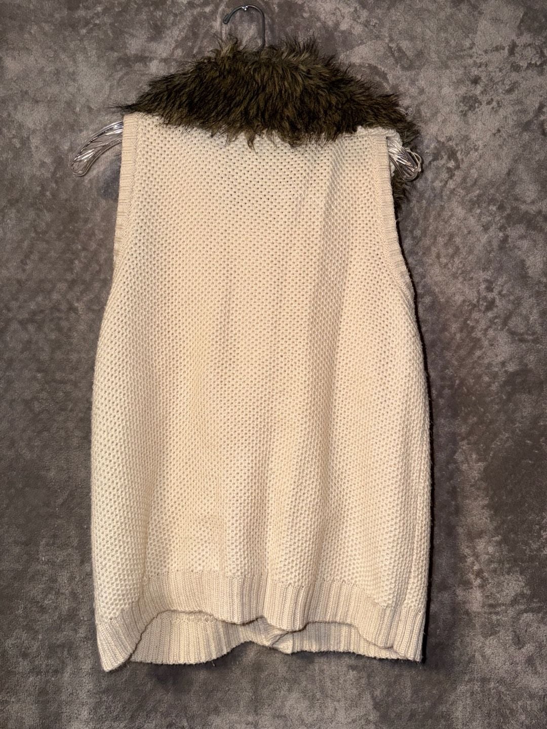 Pink Republic Sweater Vest Faux Fur Collar Toggle Cream Knit. Size Medium 10