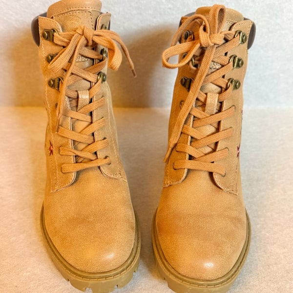 G by Guess Prinse Women’s 6.5M Tan Floral Embroidered Lace Up Combat Boots