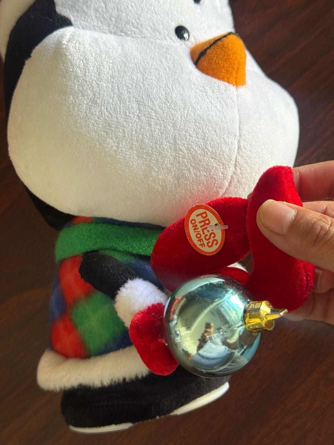Gemmy Christmas Animated Singing And Cheering Penguin Plush Model 80870 6