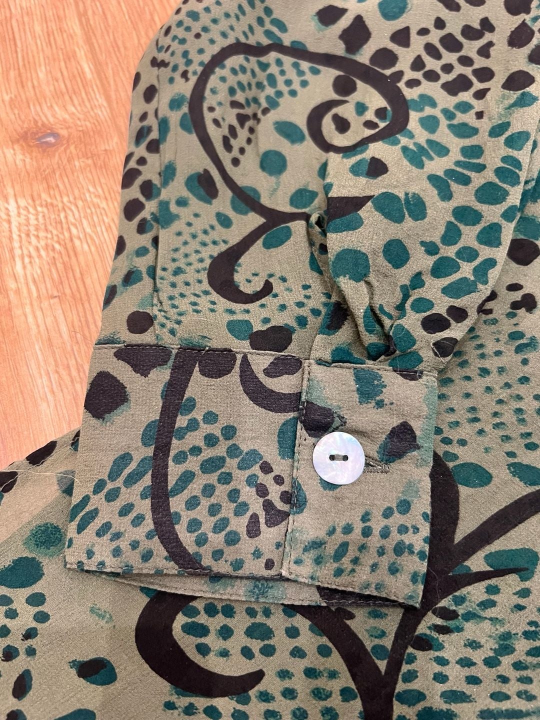 VTG Silk Blouse Green and Black Patterned Button Down Size L 8