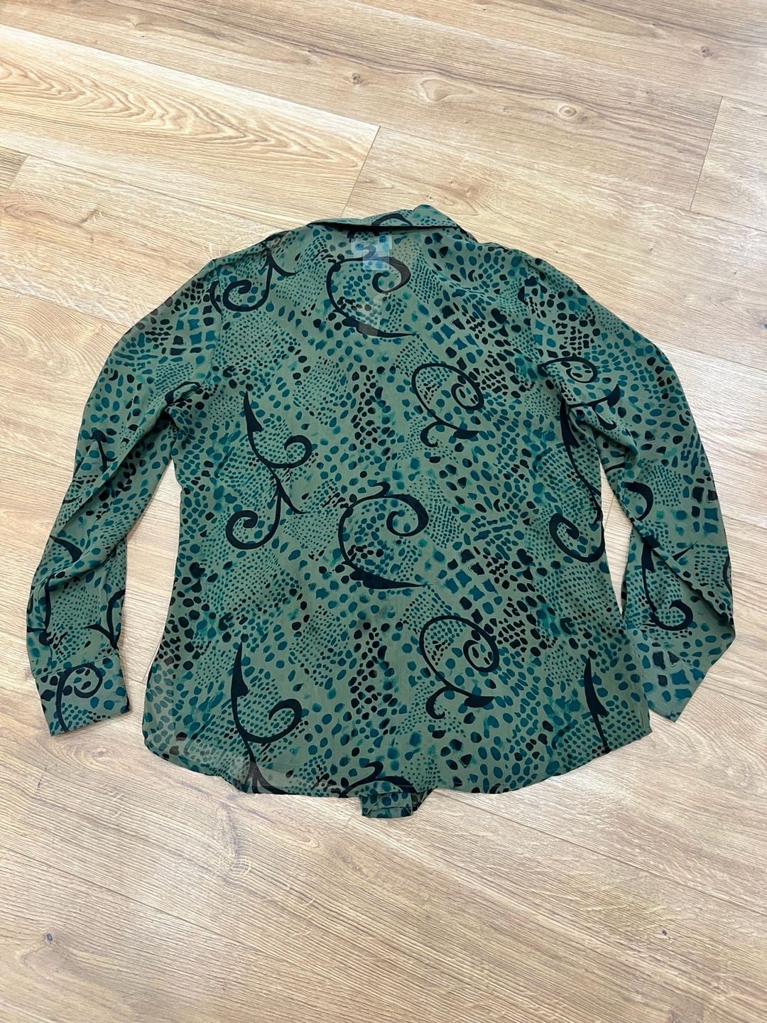 VTG Silk Blouse Green and Black Patterned Button Down Size L 9