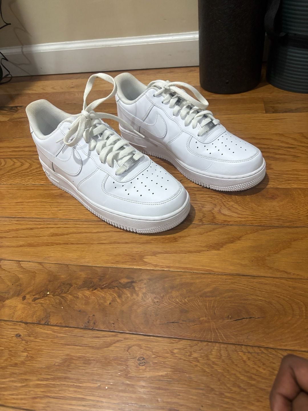 Nike Air Force 1 Low Triple White Sneakers
Size 10.5 4