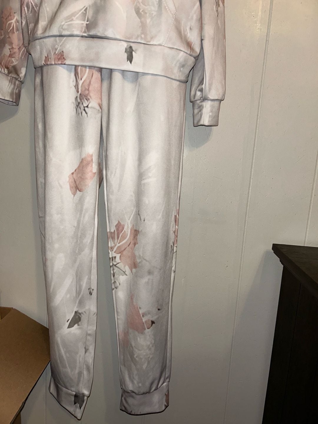 Camo Maple Leaf Print Sweatshirt and Sweatpants Set with Pockets 2