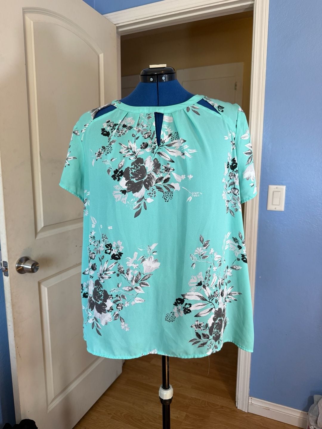 Torrid Women's Aqua Blue Floral Print Sheer Short Sleeve Blouse Size 2 2X 2