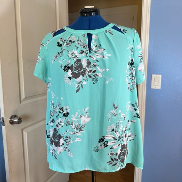 Torrid Women's Aqua Blue Floral Print Sheer Short Sleeve Blouse Size 2 2X