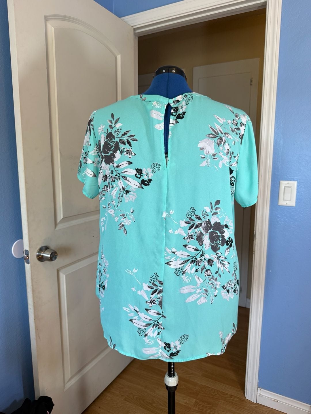 Torrid Women's Aqua Blue Floral Print Sheer Short Sleeve Blouse Size 2 2X 3
