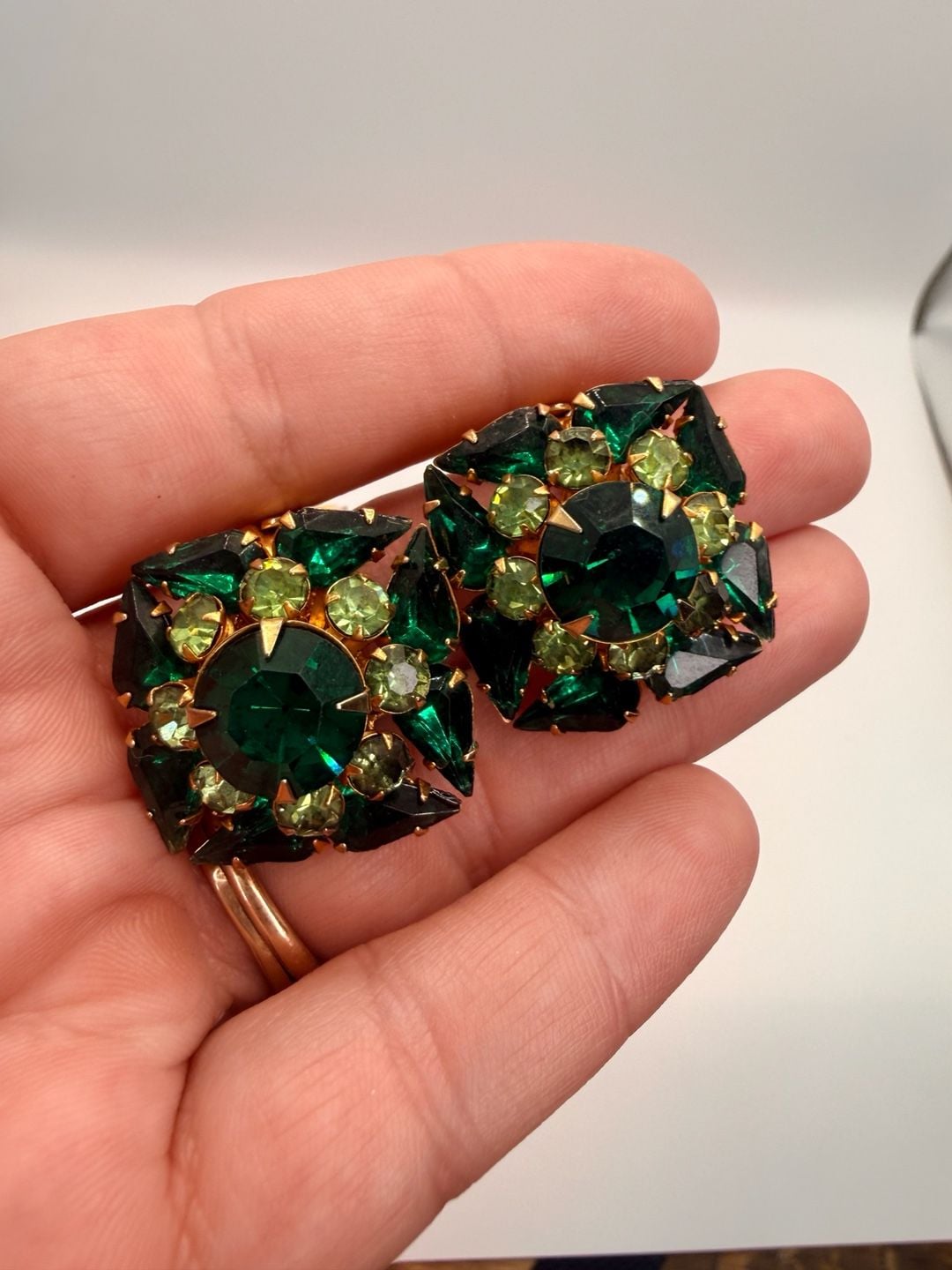 Judy Lee uranium Vintage Green Rhinestone Clip On Earrings 2