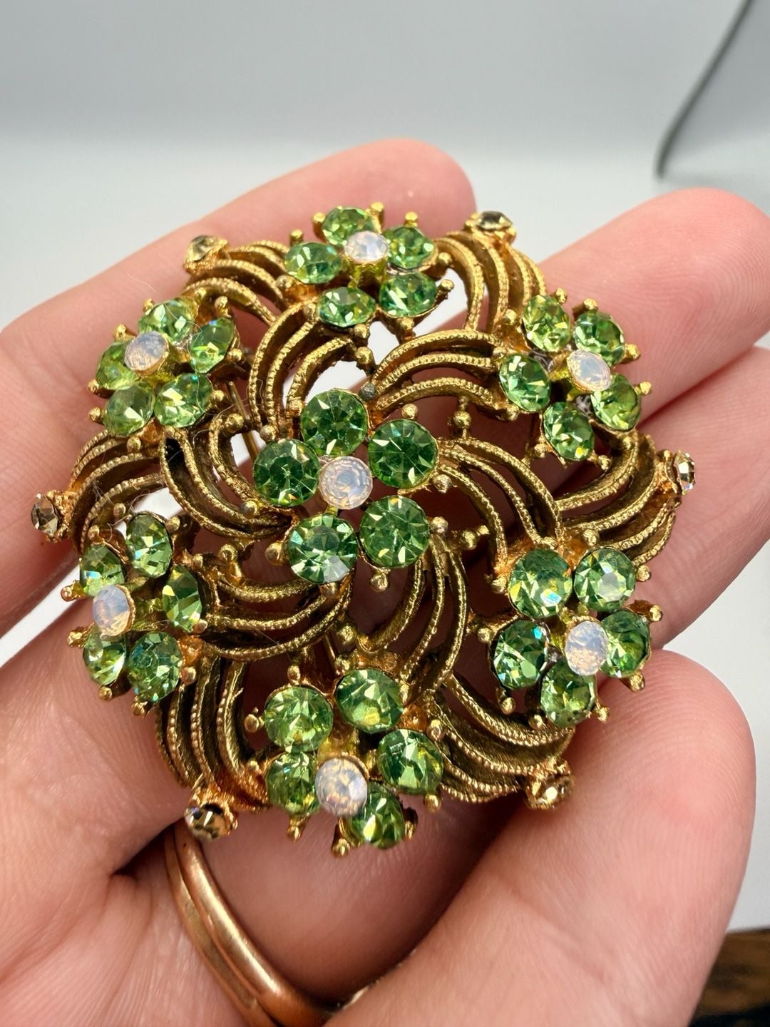 Vintage uranium Gold Tone Green Rhinestone Flower Brooch Pin 2
