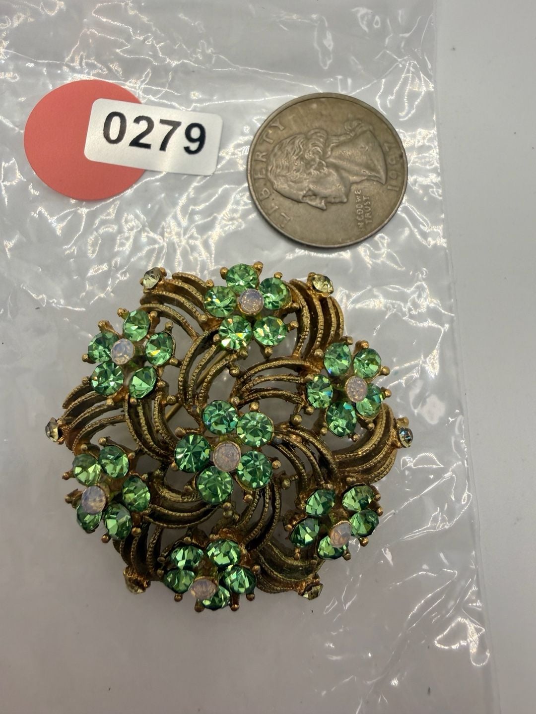 Vintage uranium Gold Tone Green Rhinestone Flower Brooch Pin 3