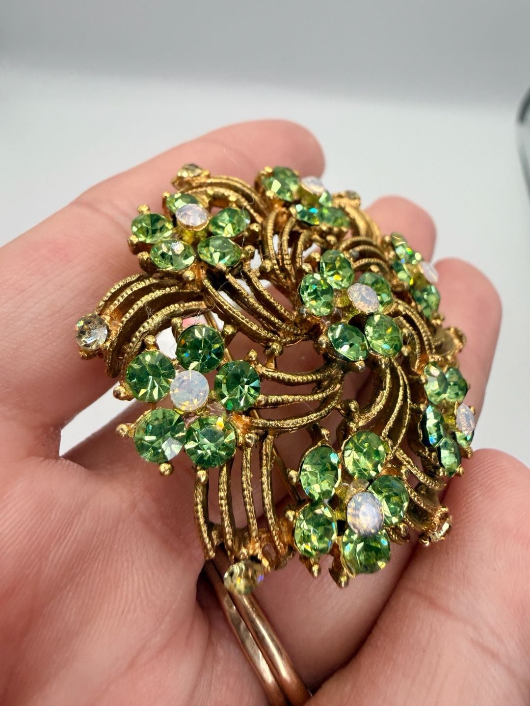 Vintage uranium Gold Tone Green Rhinestone Flower Brooch Pin 7