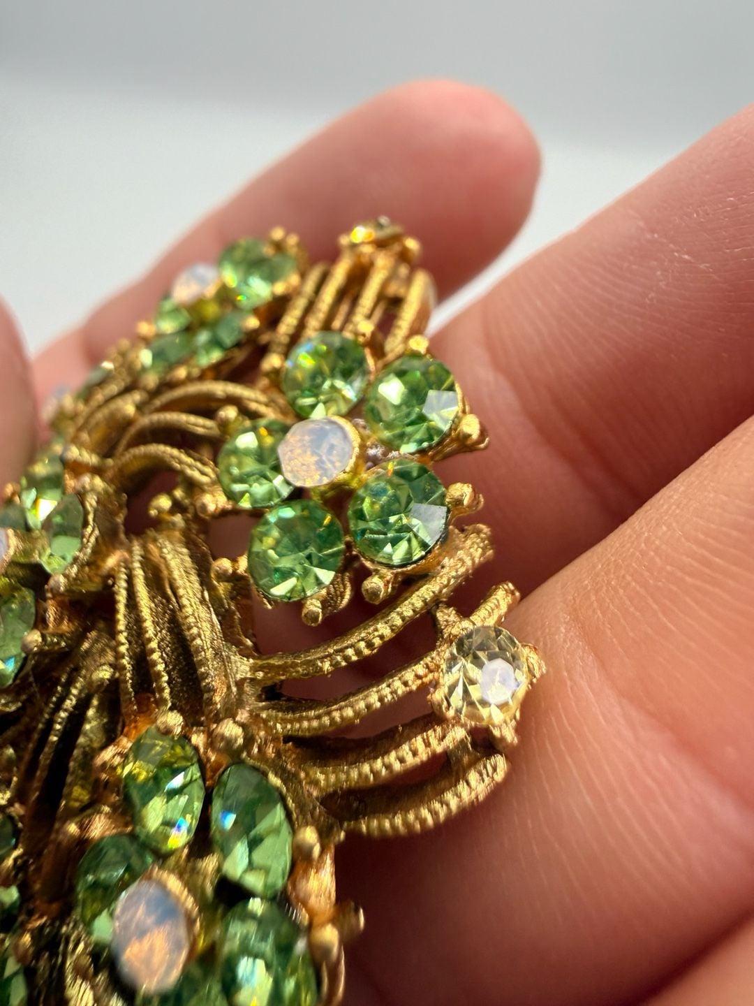 Vintage uranium Gold Tone Green Rhinestone Flower Brooch Pin 8