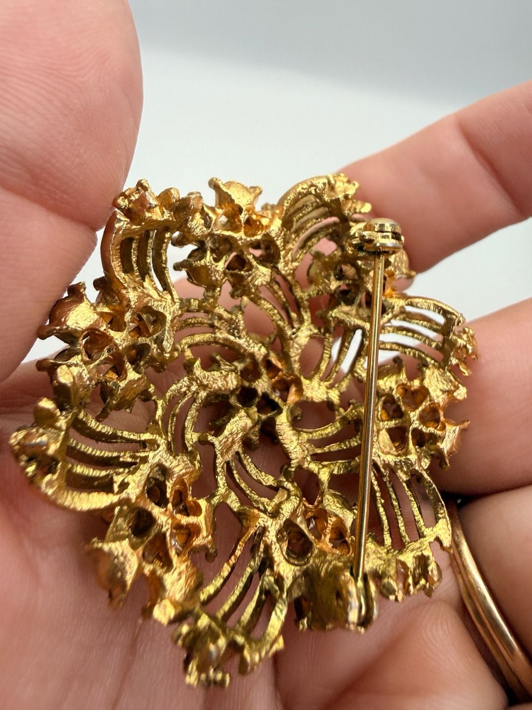 Vintage uranium Gold Tone Green Rhinestone Flower Brooch Pin 4