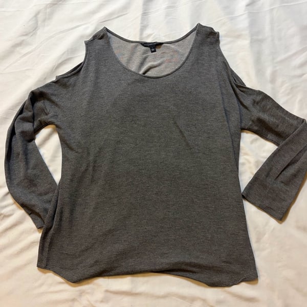 Signature Studio Cold Shoulder Long Sleeve Top Size L Gray