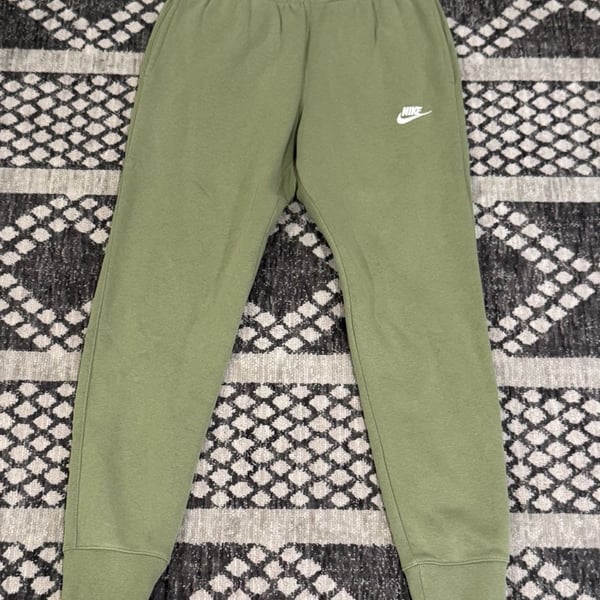 Nike Sportswear Club Fleece Alligator Green Joggers Size S