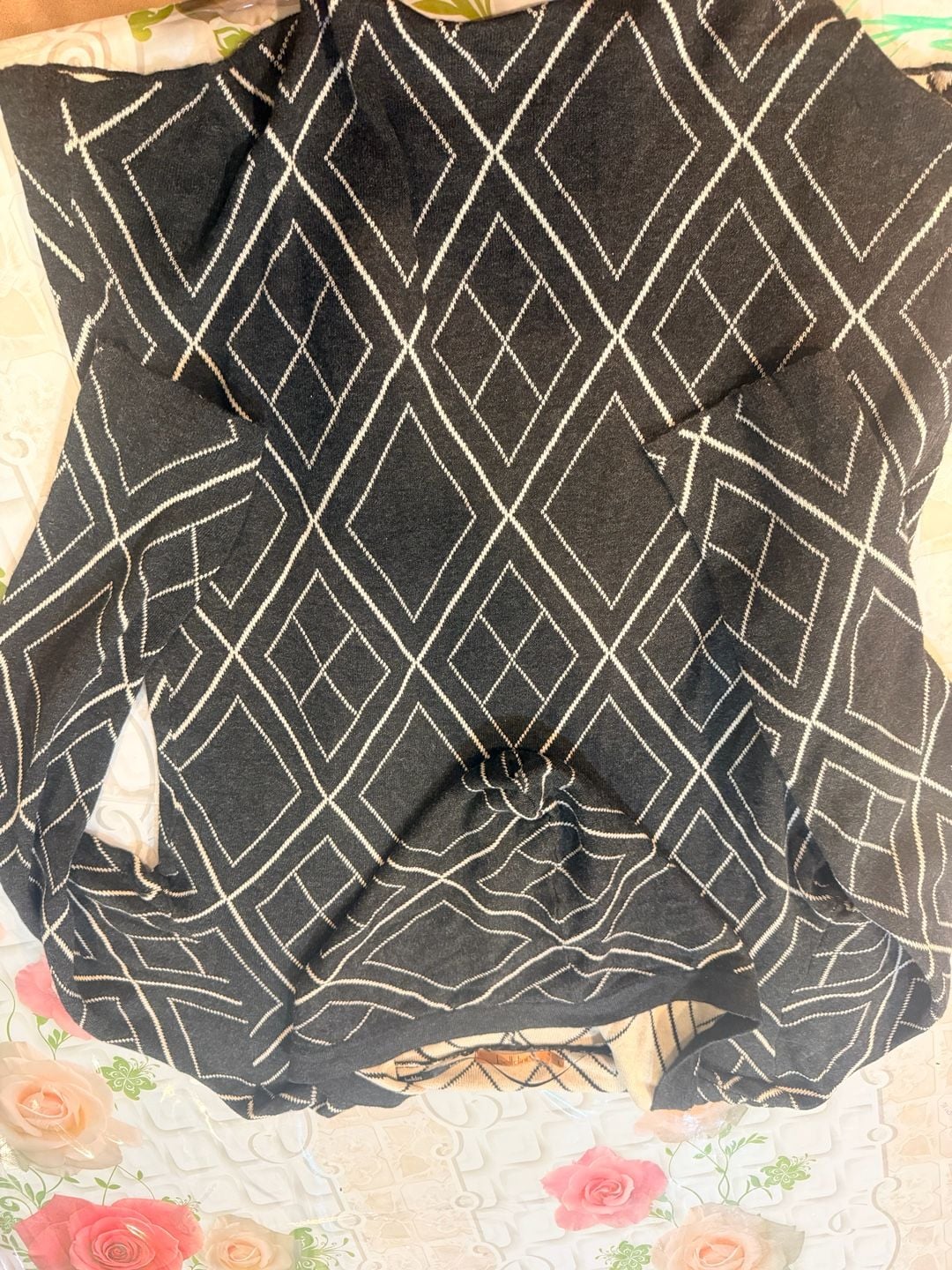 Belldine grey and White Geometric Diamond Pattern Hooded Cardigan Sweater 9