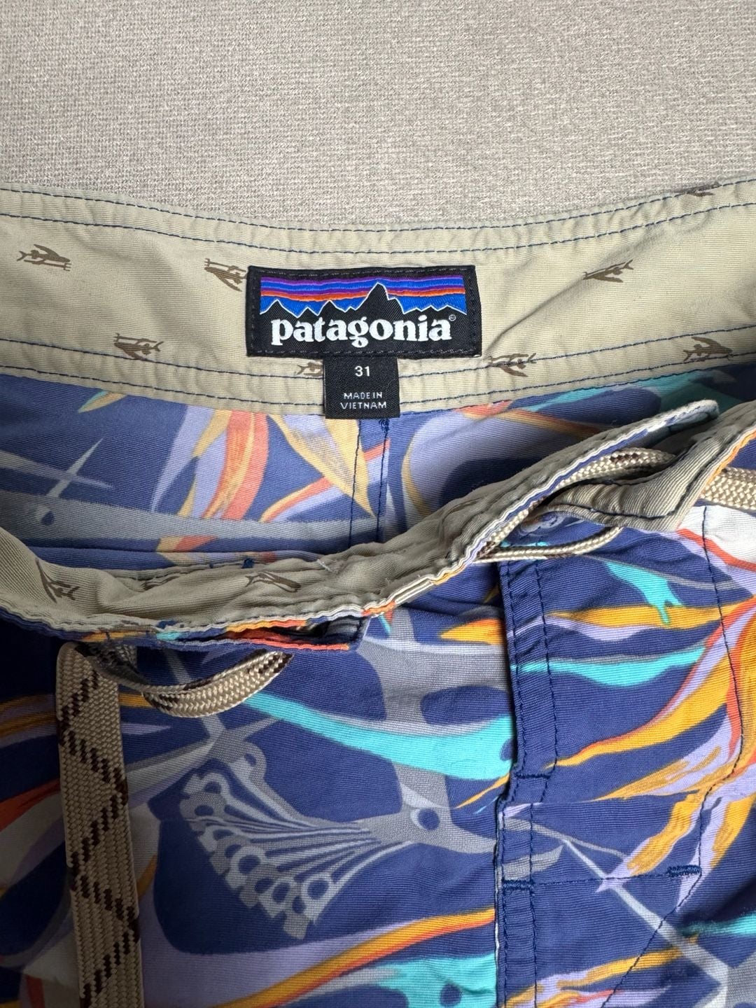 Patagonia Men's Wavefarer Board Shorts Size 31 Blue Floral Tropical Birds of 3