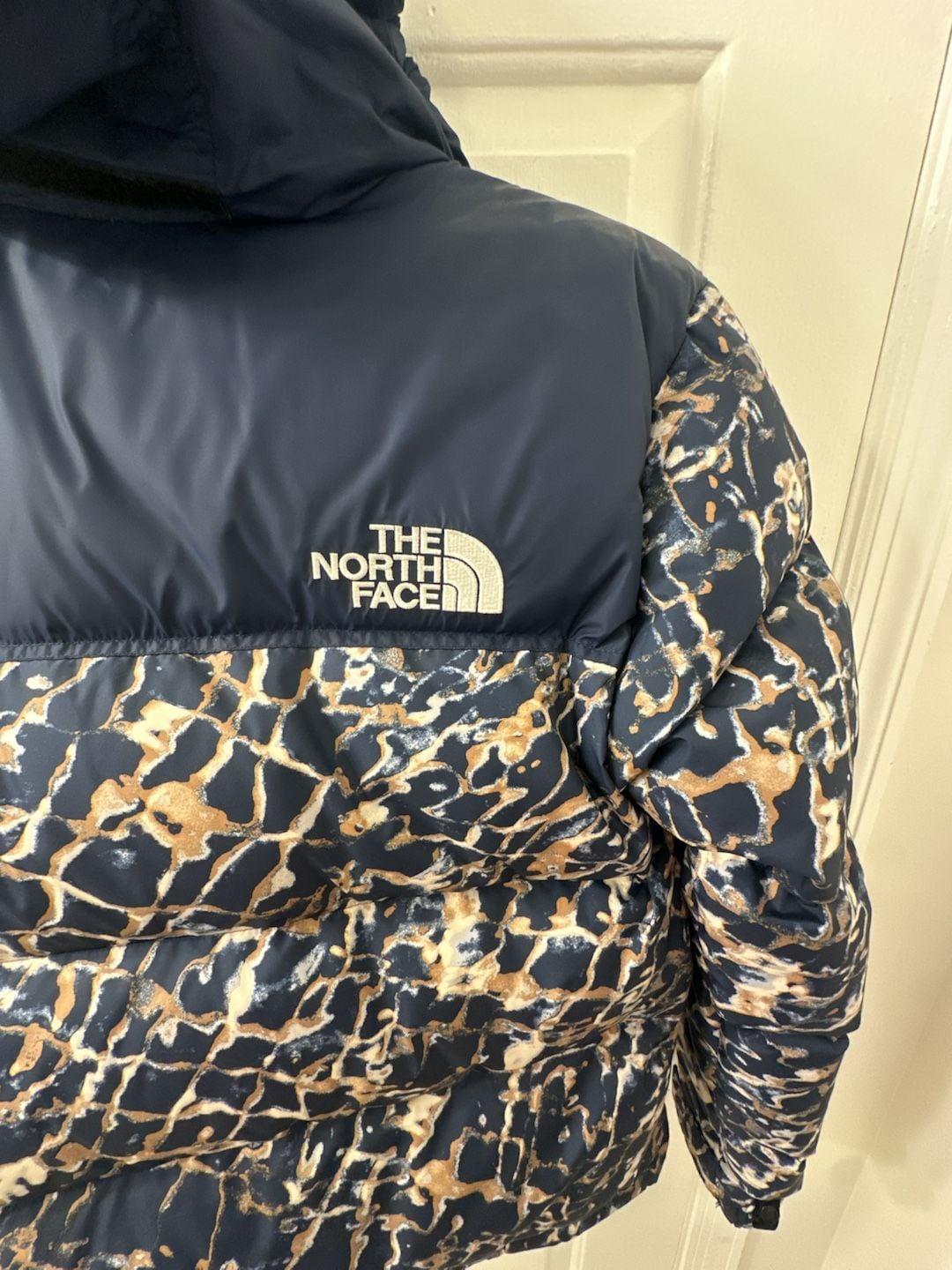 The North Face 1996 Retro Nuptse Jacket Size M Abstract Print Navy Blue 6