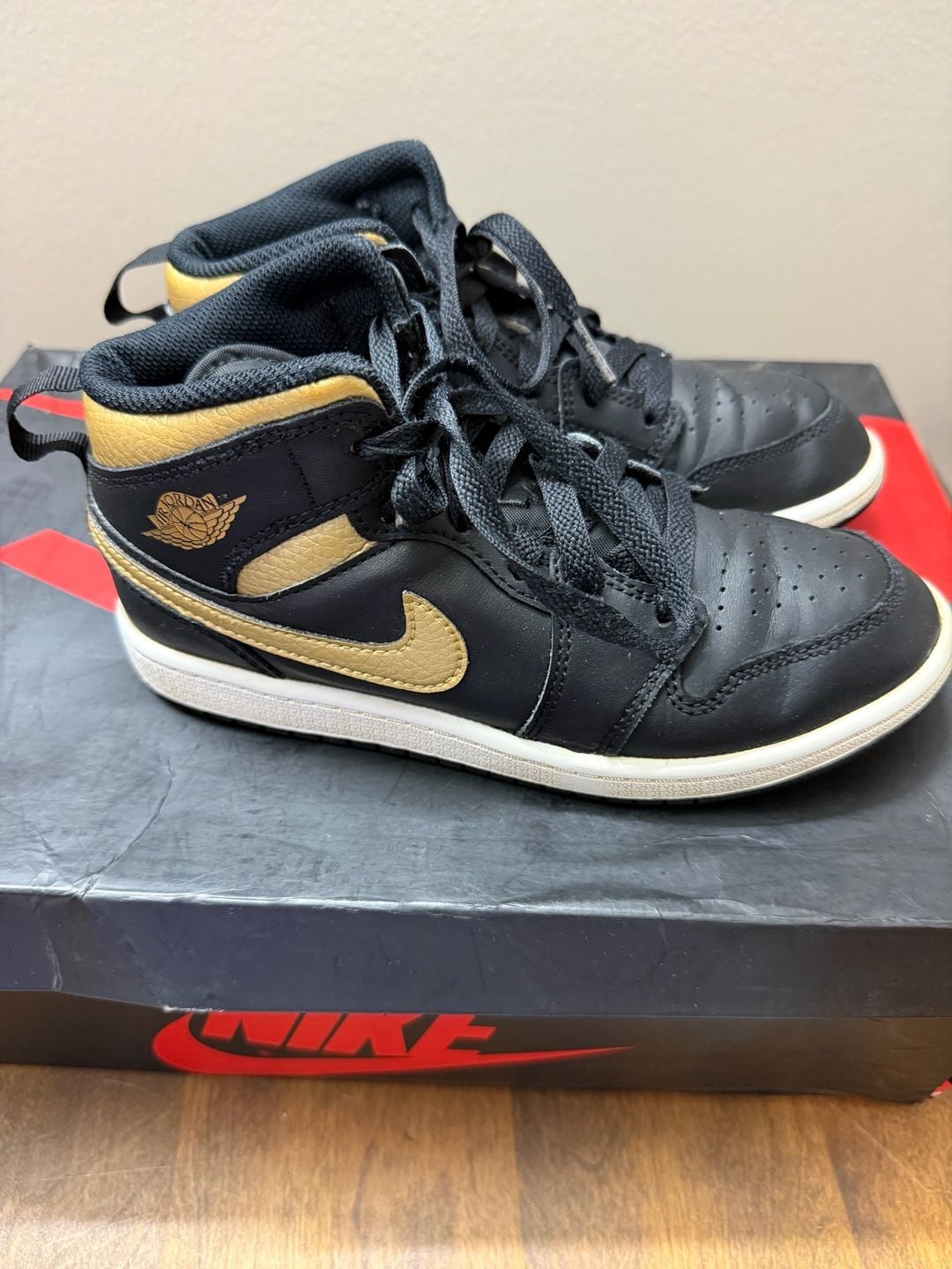 Nike Air Jordan 1 Mid Black Metallic Gold Youth Shoes 4