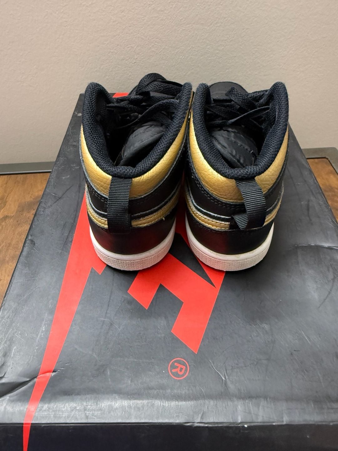 Nike Air Jordan 1 Mid Black Metallic Gold Youth Shoes 5