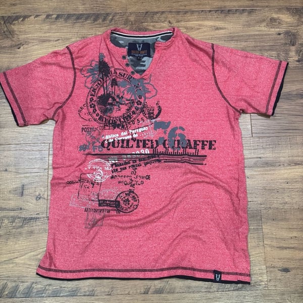 Quilted Giraffe Graphic Henley Size L Red Shirt