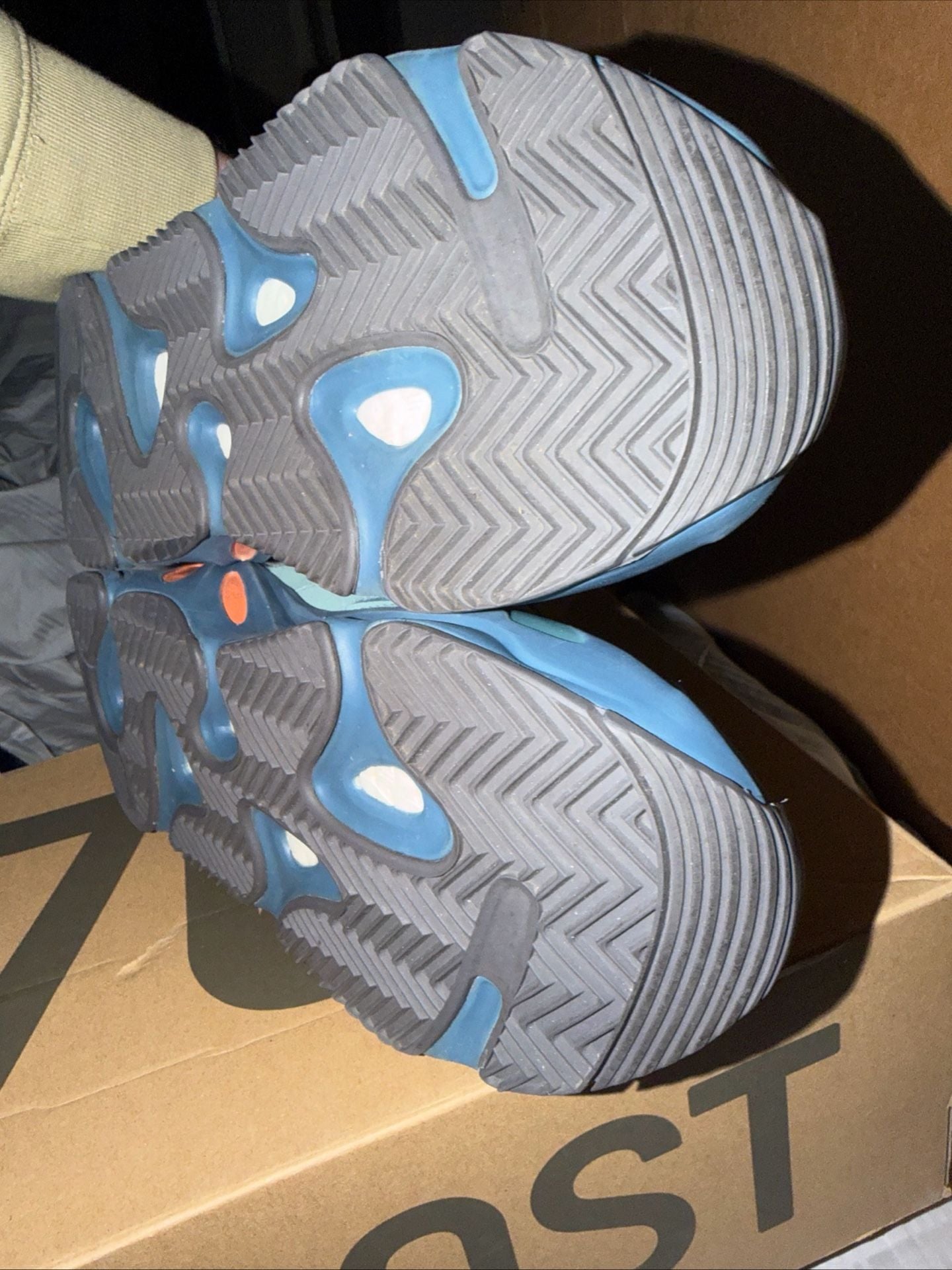 Yeezy Boost 700 Faded Azure 4