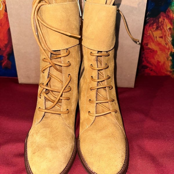 No.70 Veracruz Suede Floral Embroidered Lace Up Boots Tan