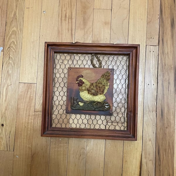 CHICKEN WOOD AND WIRE Wall Hanging Resin Chicken with 3D effect Twine Hanger Vtg