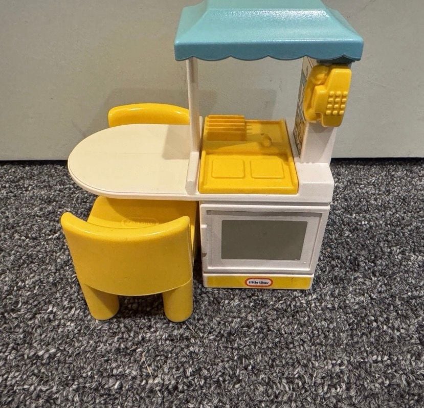 Vintage 90s Little Tikes Grandma’s Cottage Dollhouse & 3PC Party Kitchen Set 9
