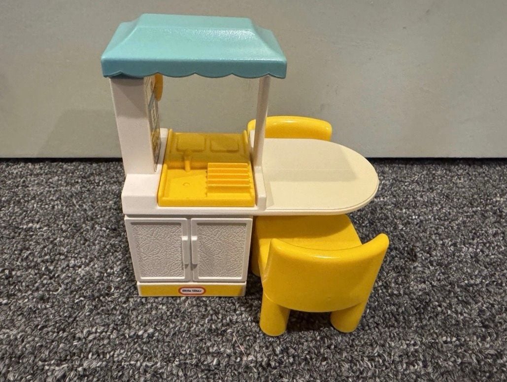 Vintage 90s Little Tikes Grandma’s Cottage Dollhouse & 3PC Party Kitchen Set 14