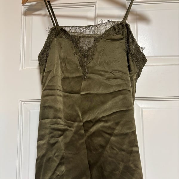 Cami NYC  Top XS Olive Green silk/Eyelash lace trim, V-neck, spaghetti straps