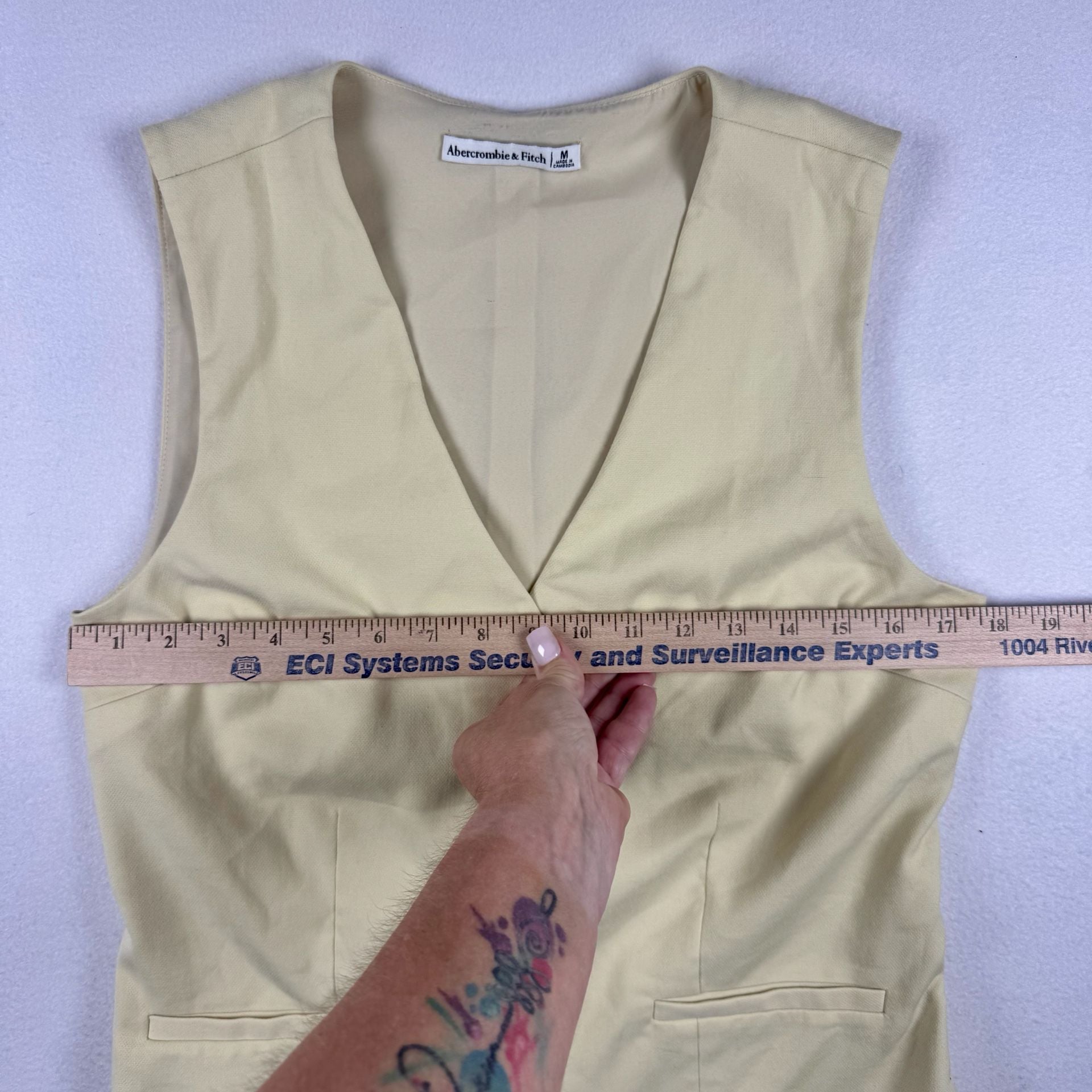Abercrombie & Fitch Yellow Linen Vest Size M V-Neck Button Front Sleeveless 6