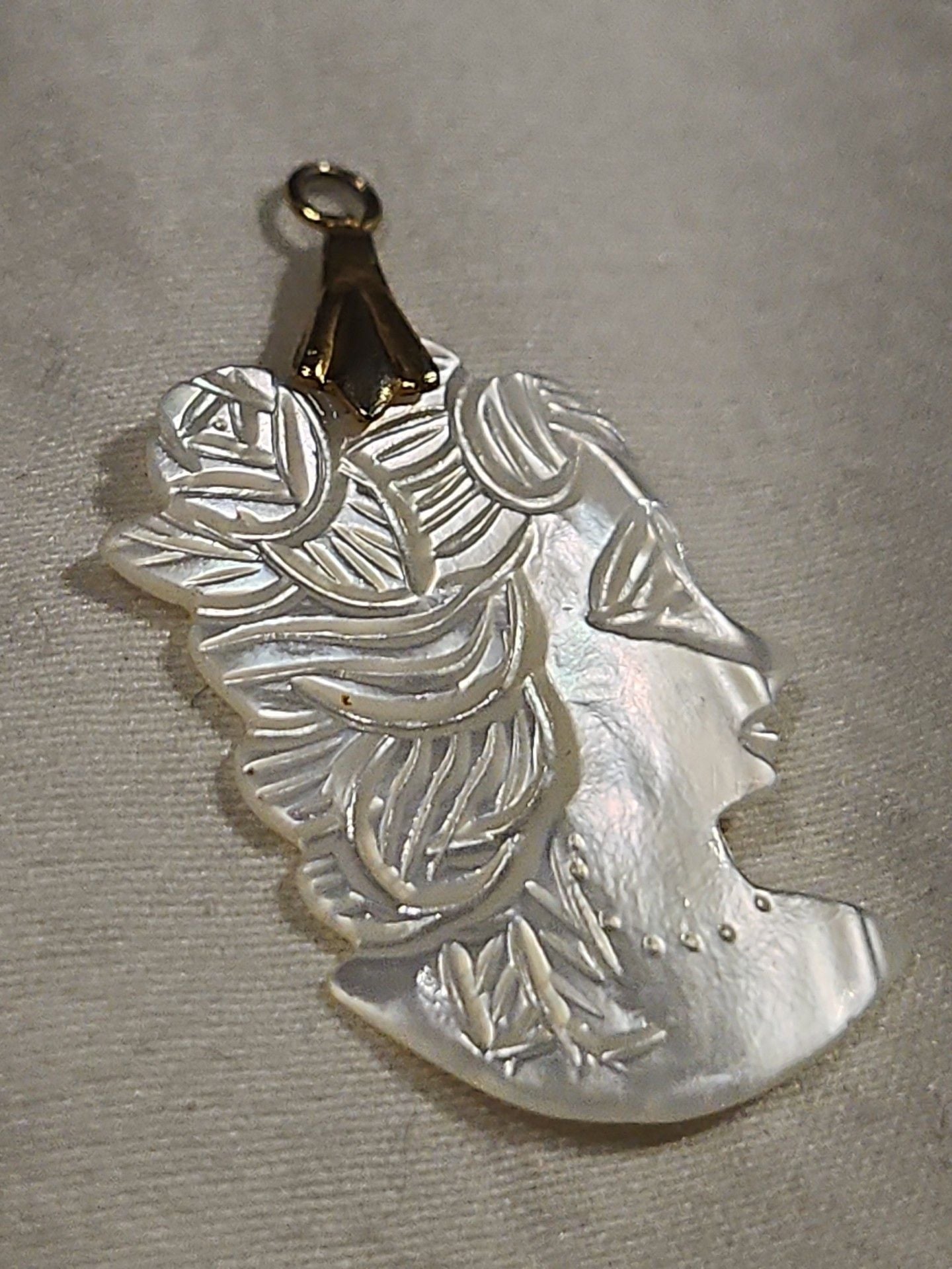 Vintage Mother of Pearl Cameo Pendant with Rose and Profile Design and Gold Tone 4