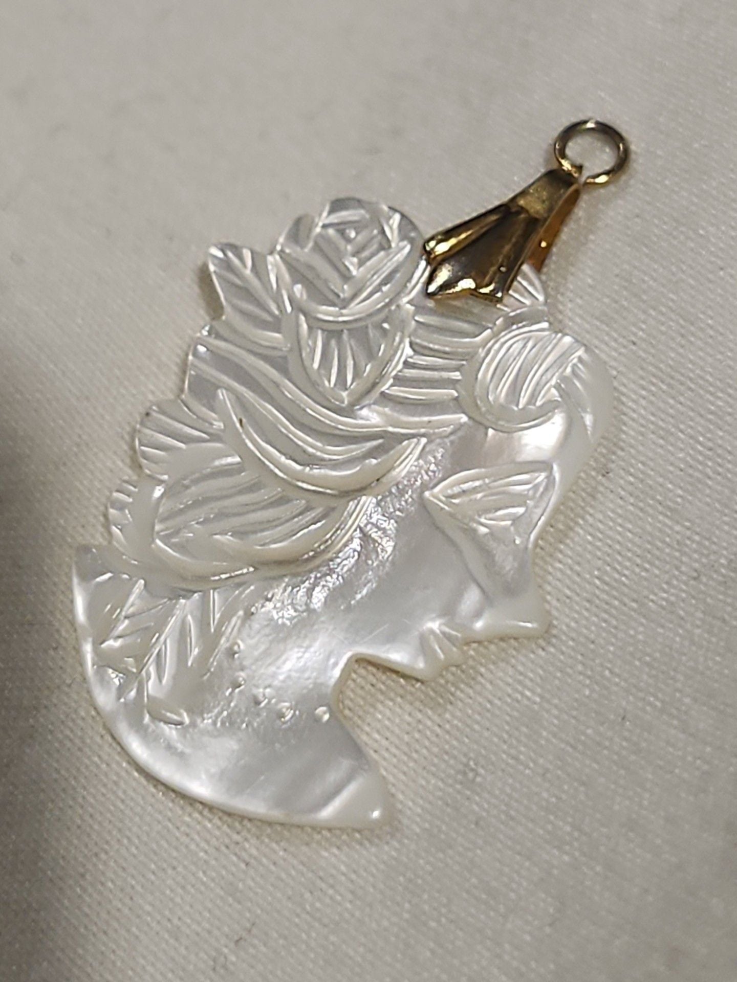 Vintage Mother of Pearl Cameo Pendant with Rose and Profile Design and Gold Tone 5